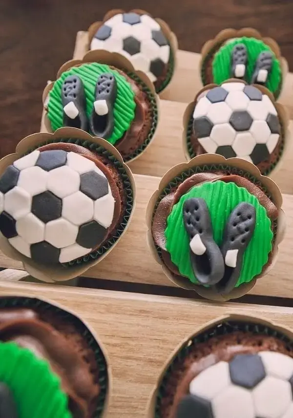 Cupcakes para decoração de festa tema futebol simples