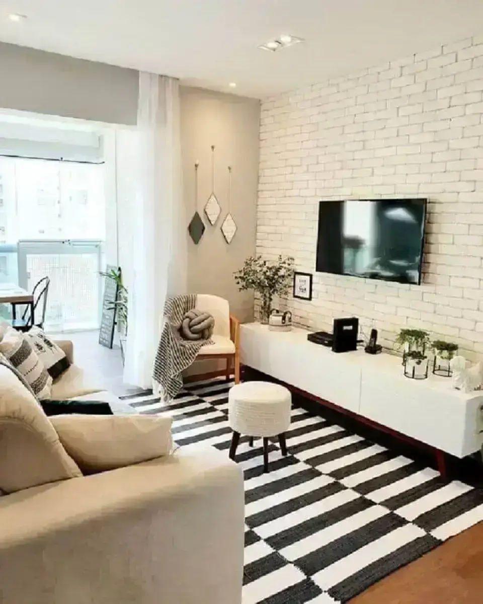 Decoração com tapete listrado e papel de parede para sala de TV com estampa de tijolinho branco Foto Pinterest
