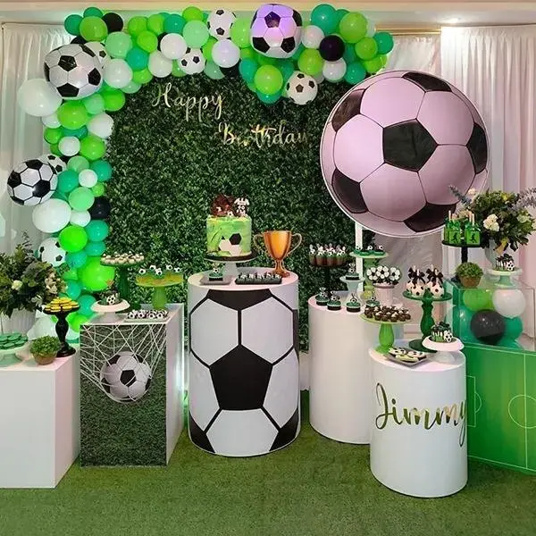 Decoração de festa tema futebol com painel verde artificial