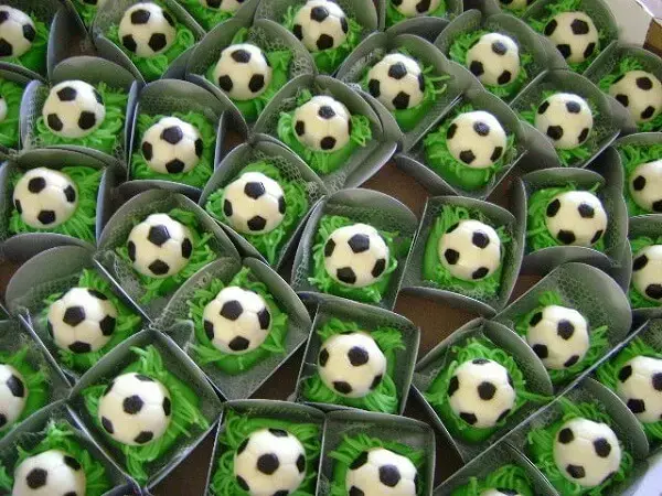 Decoração de festa tema futebol simples com docinhos personalizados