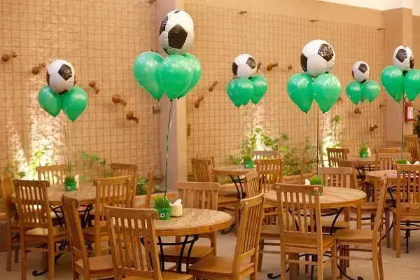 Decoração de festa tema futebol simples para a mesa dos convidados