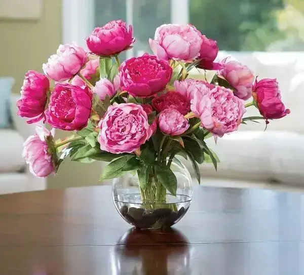 Vaso de peônias, as flores exóticas e raras mais bonitas e românticas