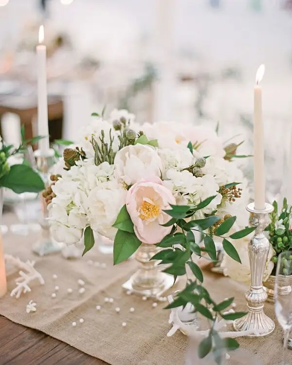 Decore a mesa dos noivos com flores de Peônia branca