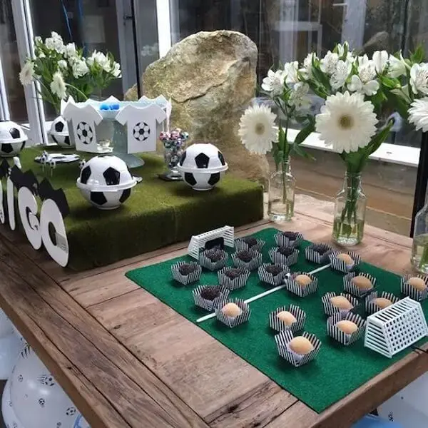 Detalhes que chamam a atenção na mesa do bola da festa tema futebol