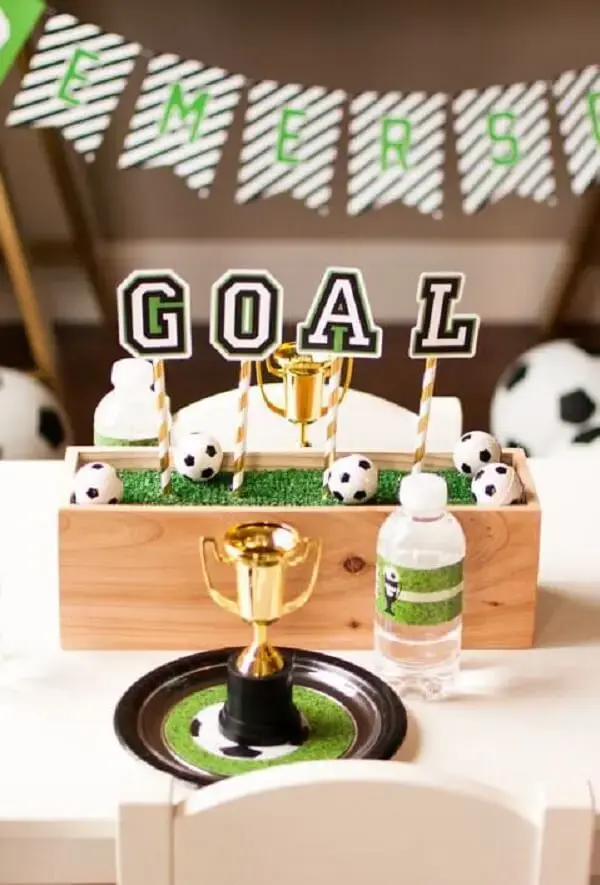 Enfeite de mesa para decoração de festa tema futebol simples