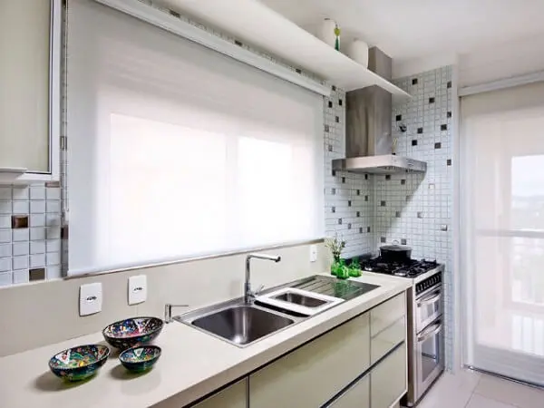 Esse modelo de persiana é perfeita para complementar a decoração da cozinha