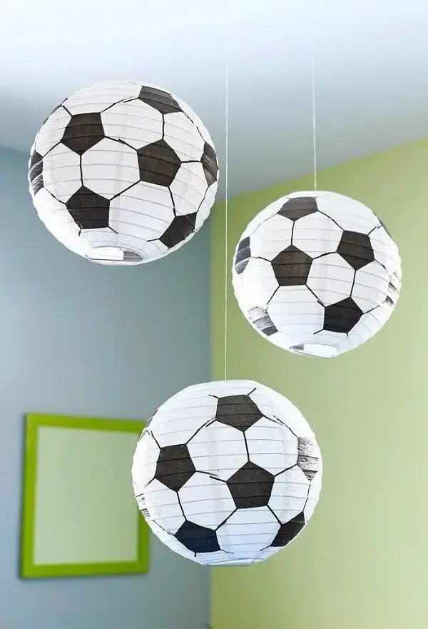 Luminárias redondas padrão de bola para decoração de festa tema futebol simples