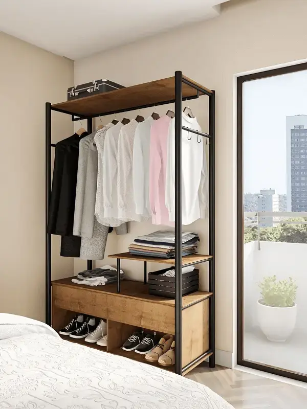 O closet modulado pequeno pode contar com a presença de gavetas e nichos