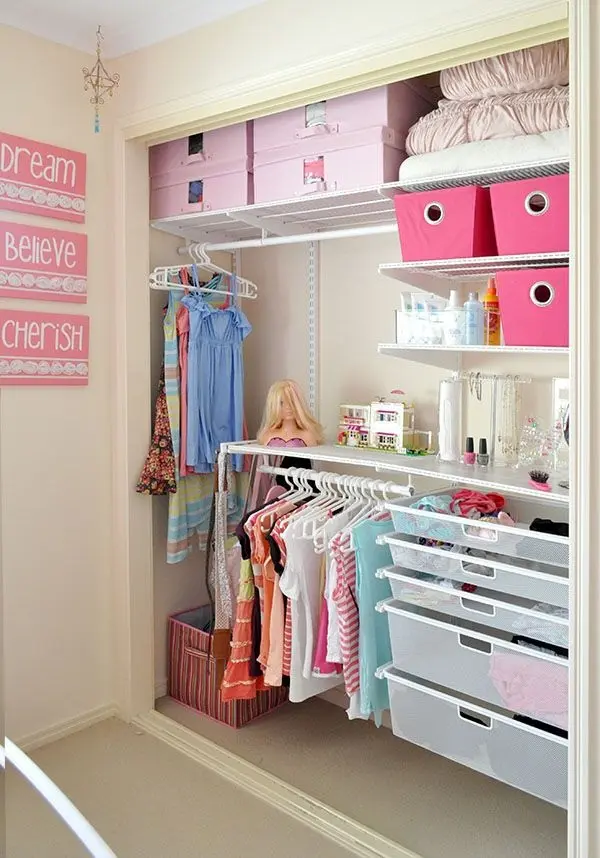 O closet no quarto infantil certamente irá ajudar no desenvolvimento da criança