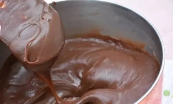 O creme de chocolate feito na panela deve chegar próximo a consistência do brigadeiro