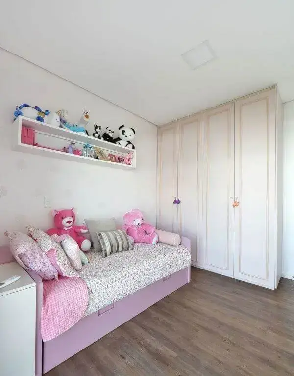 O guarda-roupa infantil 4 portas é ideal para quartos espaçosos