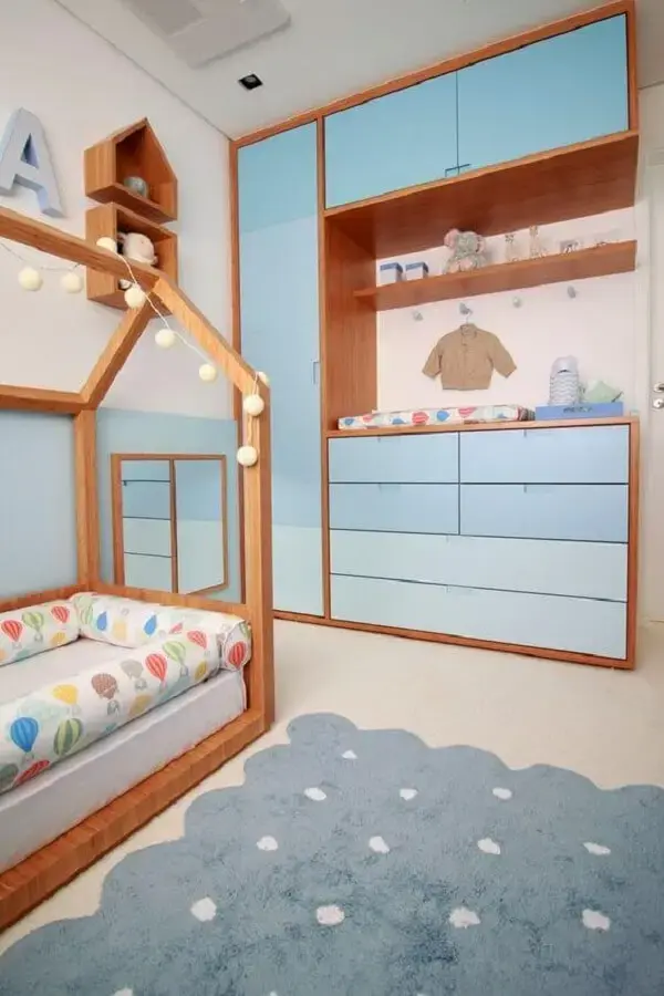 O guarda-roupa infantil com cômoda embutida auxilia na organização e otimiza os espaços do quarto