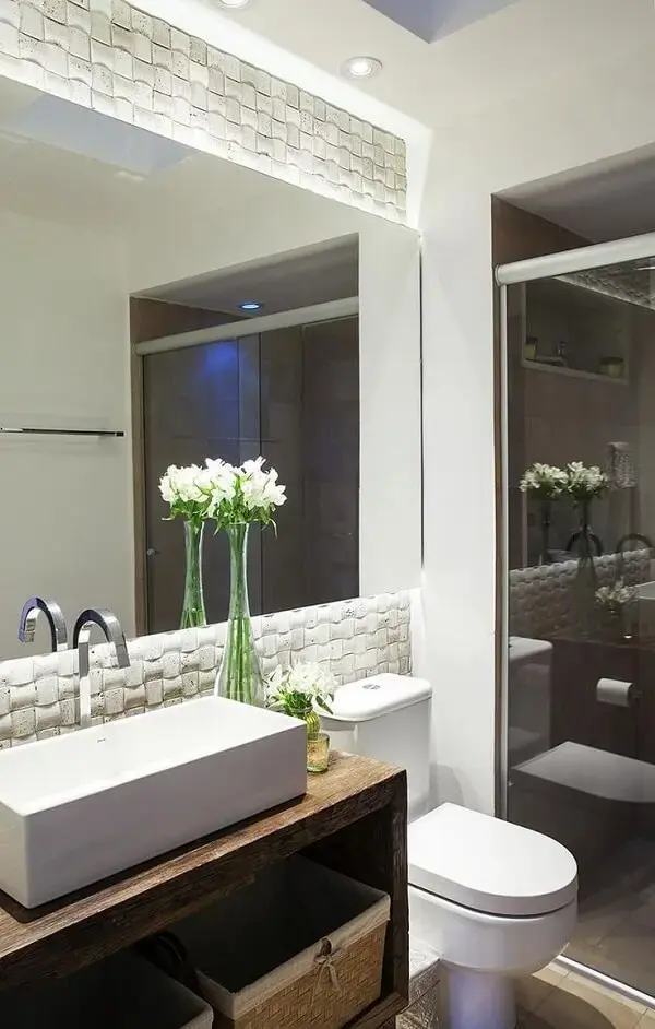 O revestimento 3D para banheiro com iluminação embutida transforma esse espaço