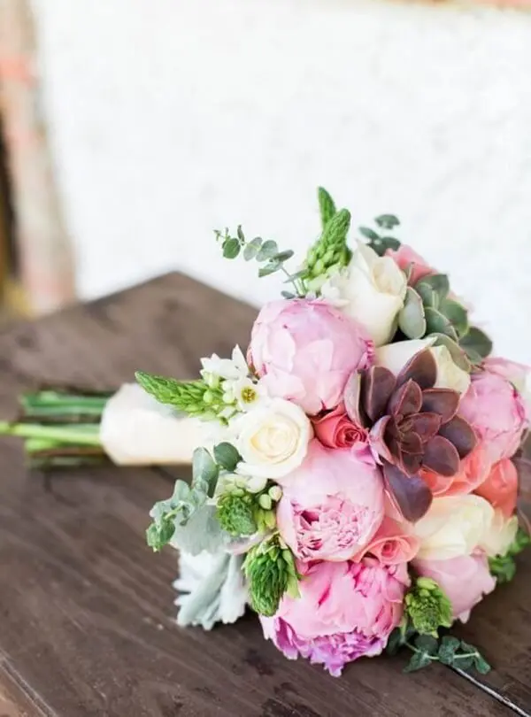 Peônia, rosas e suculentas formam um lindo buquê de noiva