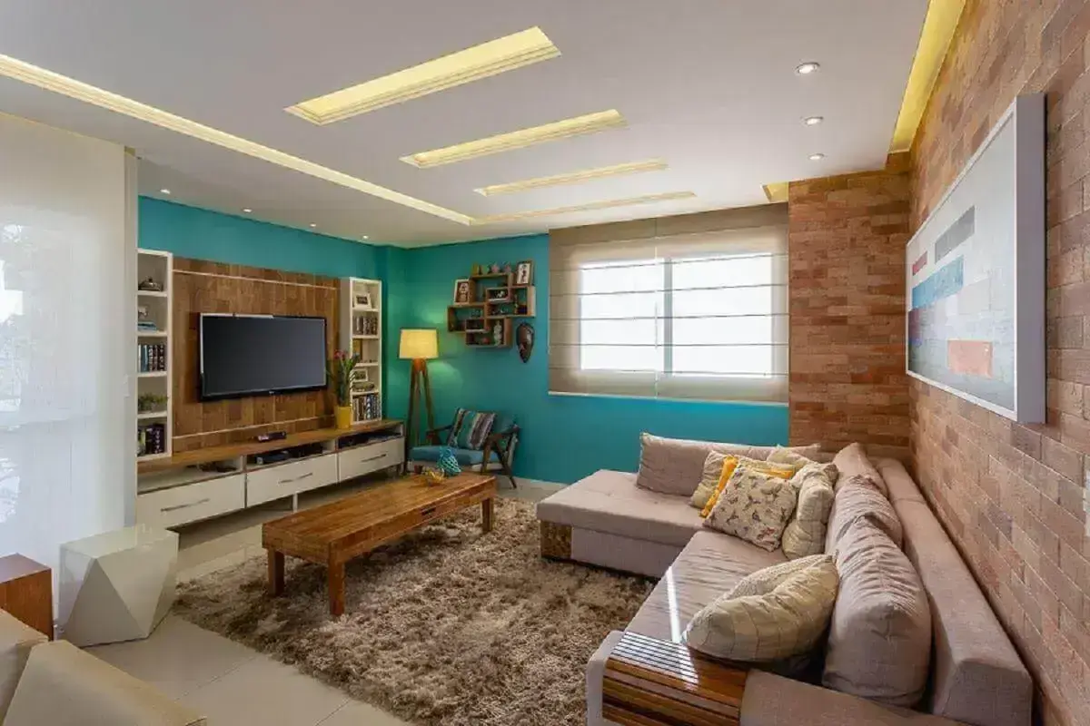 Sala com tapete felpudo e sofá confortável com almofadas Foto Mais Art & Design
