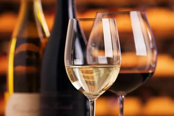 Use diferentes tipos de taças de vinho para servir os convidados