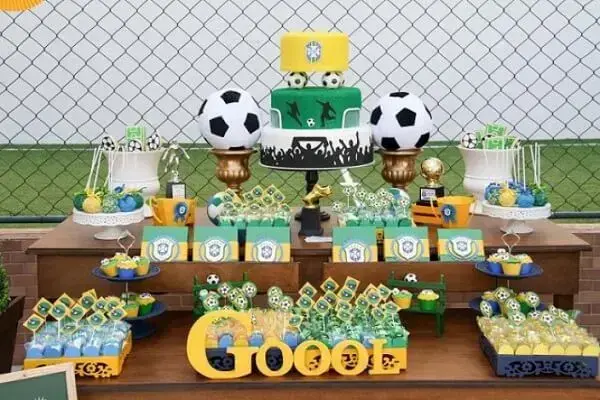 Use letras decorativas na decoração de festa tema futebol