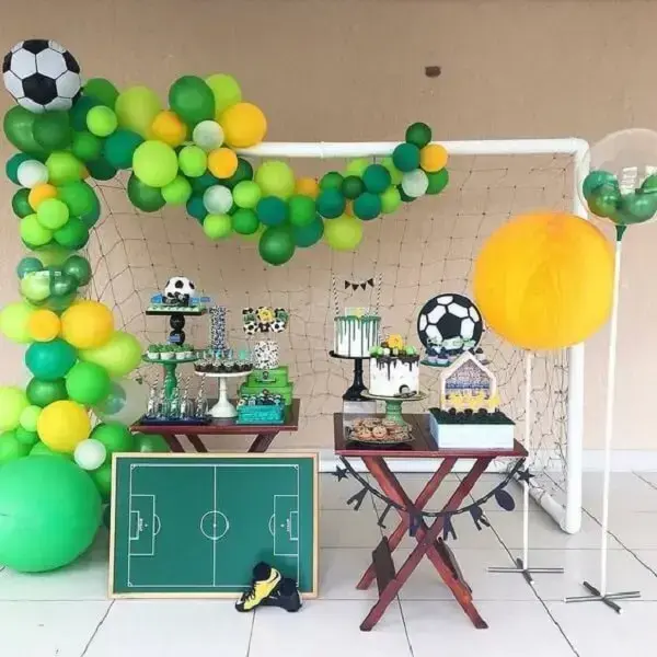 Use uma trave de gol para montar a decoração da festa com tema futebol