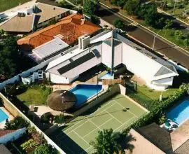 Vista aérea da área externa da casa mansão. Via: Douglas Piccolo Arquitetura e Planejamento Visual Ltda