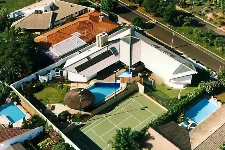 Vista aérea da área externa da casa mansão. Via: Douglas Piccolo Arquitetura e Planejamento Visual Ltda