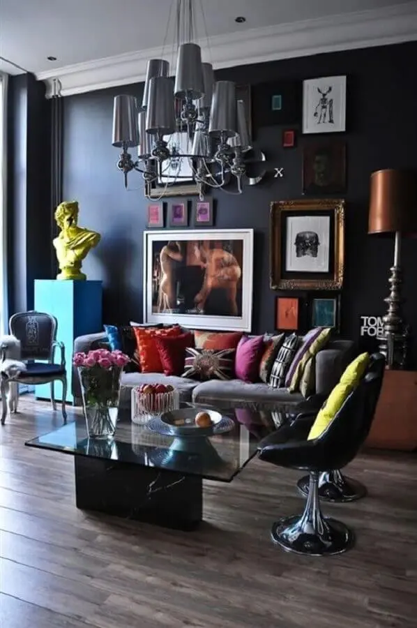 almofadas coloridas e lustre moderno para decoração de sala preta Foto Bugre Moda