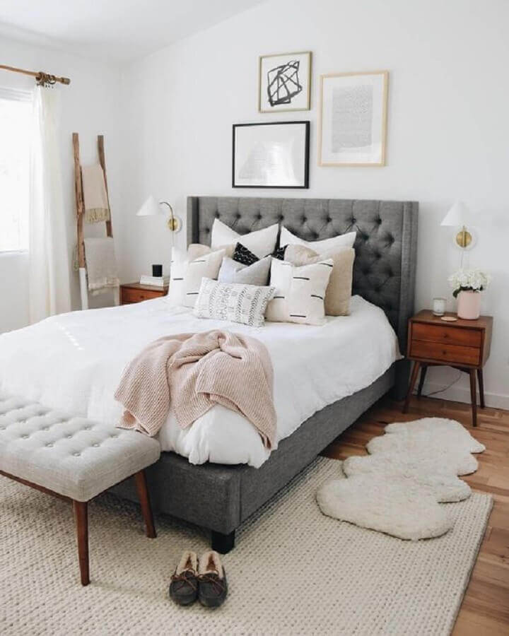 almofadas para cama de casal com cabeceira cinza capitonê Foto Pinterest