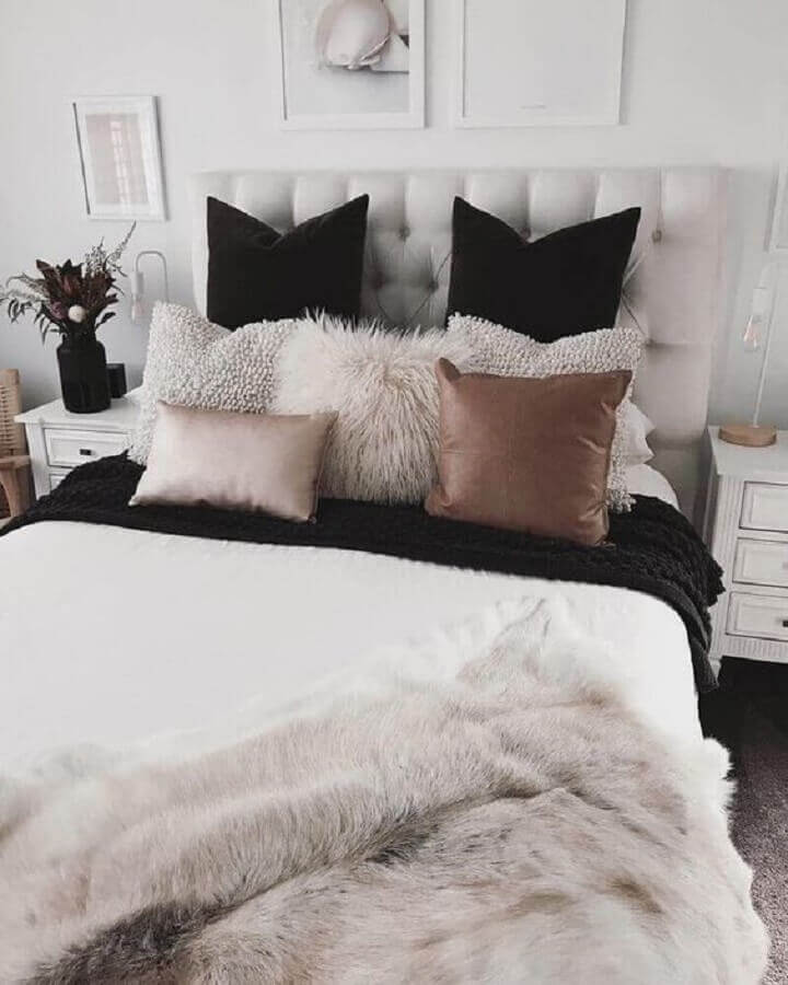 almofadas para cama de casal decorada com cabeceira estofada Foto Nubia Costa