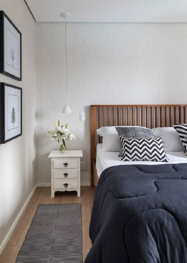 almofadas para camas de casal em quarto branco Foto Marina Carvalho