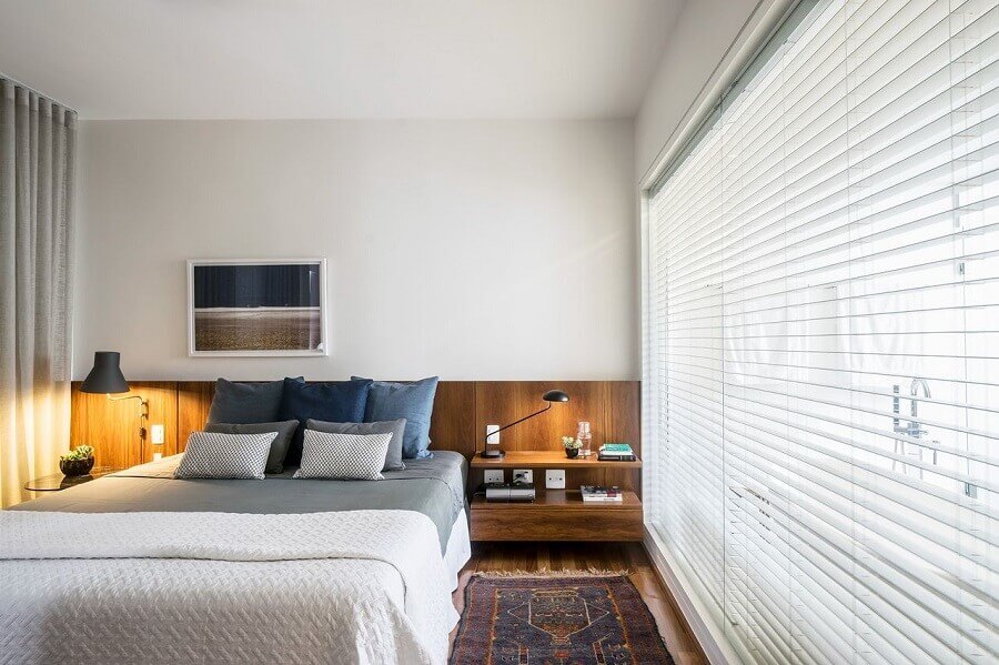 almofadas para camas de casal em quarto planejado com cabeceira de madeira com criado mudo suspenso Foto A.M Studio Arquitetura