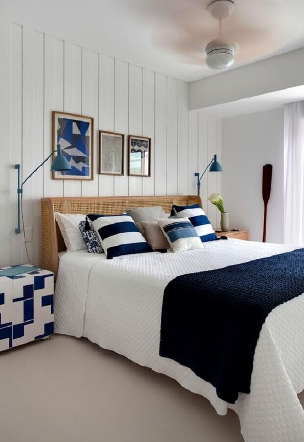 almofadas para quarto de casal decorado com cabeceira de tela de palha Foto Casa de Valentina