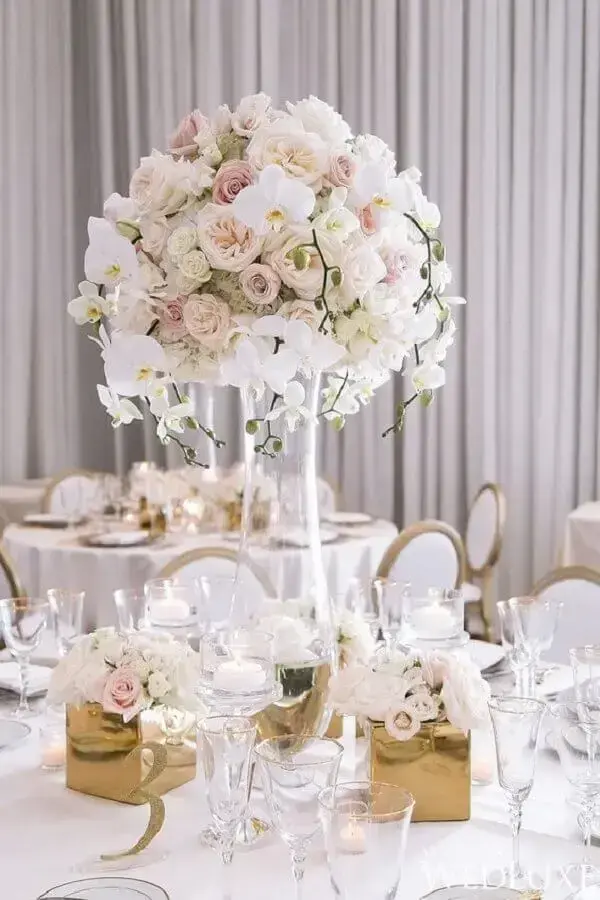 arranjo de flores brancas em grandes vasos para decoração de festa bodas de cristal Foto WeddBook