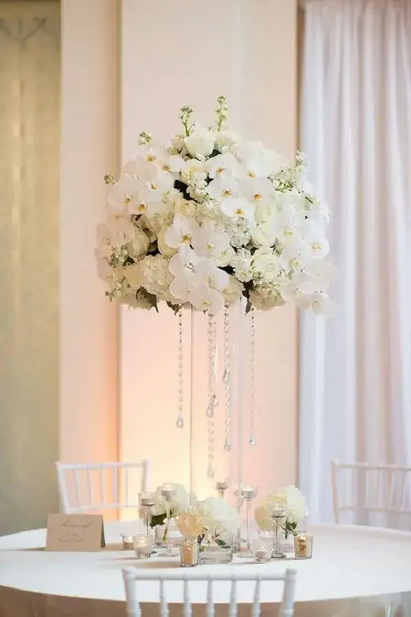 arranjo de flores brancas para decoração de festa bodas de cristal Foto Glamour & Grace