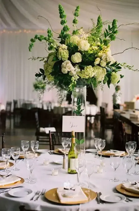 arranjo de flores em vasos altos para decoração de bodas de cristal Foto Lejour
