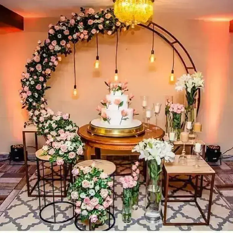 arranjo de rosas e bolo 3 andares para decoração bodas de cristal Foto Pinterest