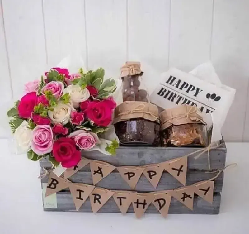 arranjo de rosas para caixa surpresa de aniversário rústica Foto Pinterest
