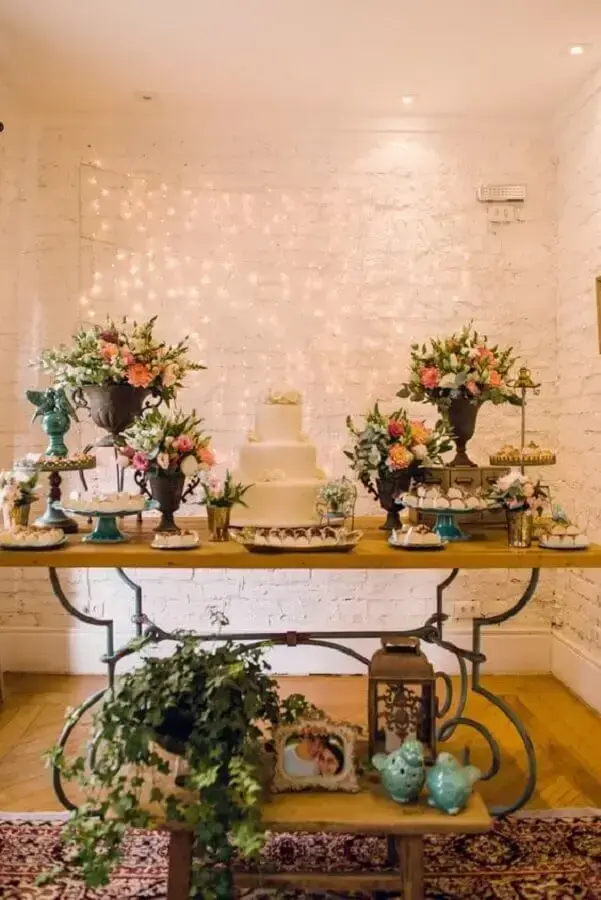 arranjos de flores e móveis antigos para decoração bodas de cristal Foto Pinterest