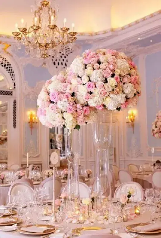 arranjos de rosas em grandes vasos para decoração bodas de cristal sofisticada Foto WeddBook