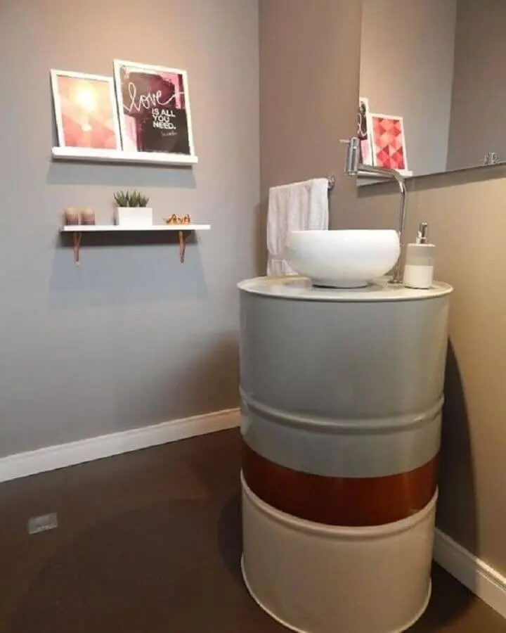 banheiro cinza simples com gabinete feito em tambor de decoração Foto Pinterest