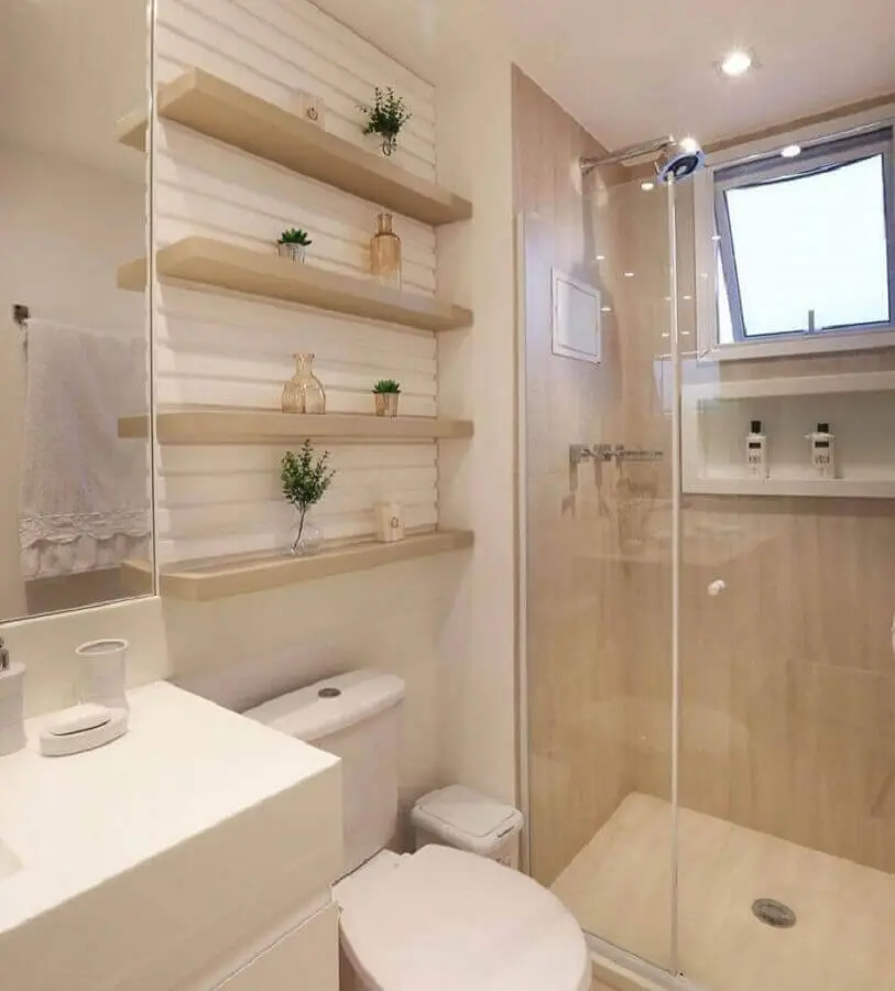 banheiro decorado na cor de pérola com prateleiras de madeira Foto Pinterest