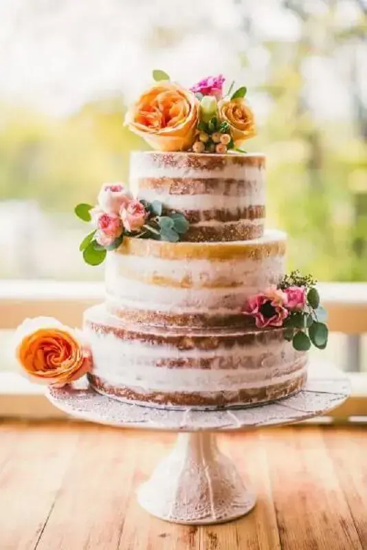 bolo bodas de cristal com acabamento rústico e decorado com flores Foto Style Me Pretty