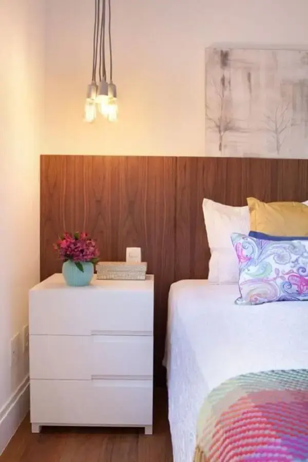 cabeceira de madeira para decoração de quarto com mesa de cabeceira com gavetas brancas Foto Tallita Lisboa