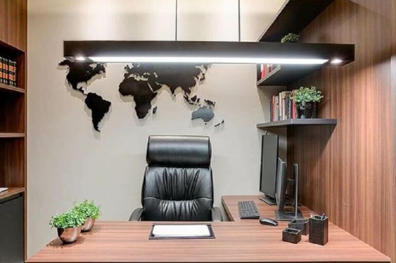 cadeira presidente couro para decoração de escritório planejado com móveis de madeira Foto Pinterest