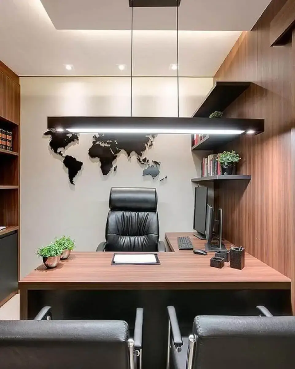 cadeira presidente couro para decoração de escritório planejado com móveis de madeira Foto Pinterest