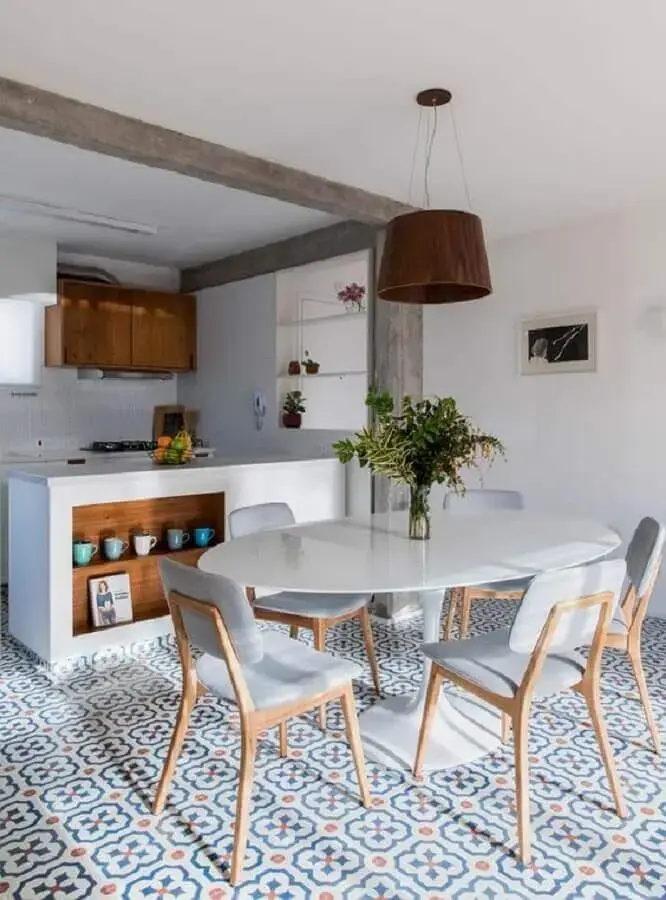 cadeiras estofadas para sala de jantar branca com piso colorido Foto INÁ Arquitetura