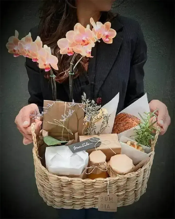 caixa de surpresa rústica com vaso de orquídea Foto Pinterest