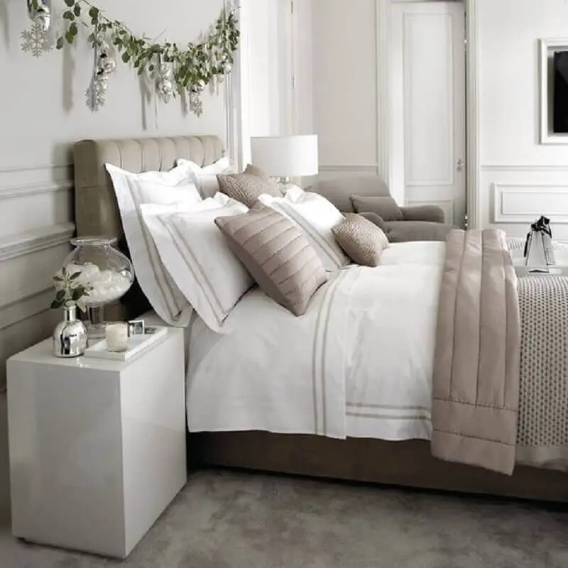 cama de casal arrumada com vários travesseiros e almofadas Foto The White Company (1)