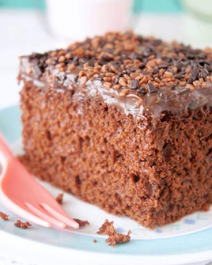 como fazer bolo de chocolate simples com cobertura Foto Pinterest