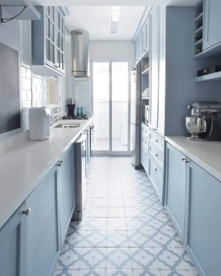 cozinha corredor decorada com armários planejados na cor azul pastel Foto Pinterest