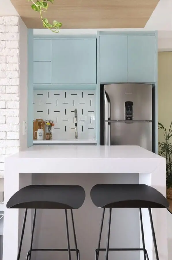 cozinha moderna planejada com armários azul pastel Foto Revestindo a Casa