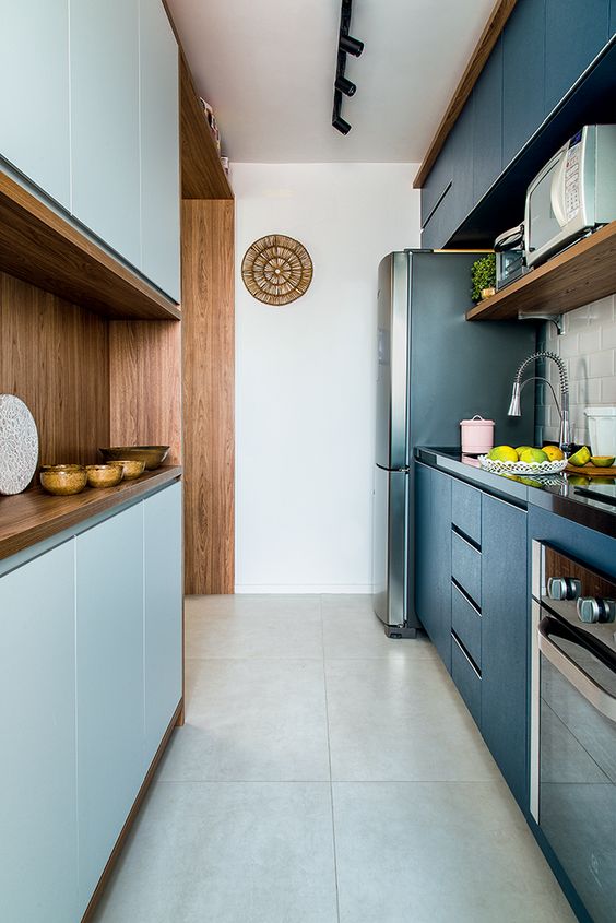 Cozinha azul moderna e pequena